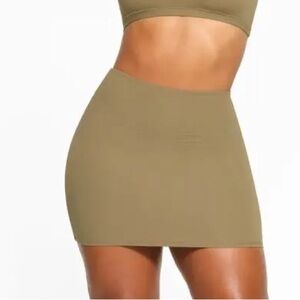SKIMS 
Fits Everybody Mini Skirt